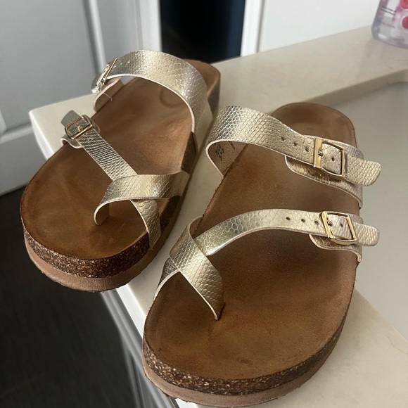 Time and Tru Women's Asymmetric Strap Flat Footbed Sandals, Wide - Picture 4 of 4